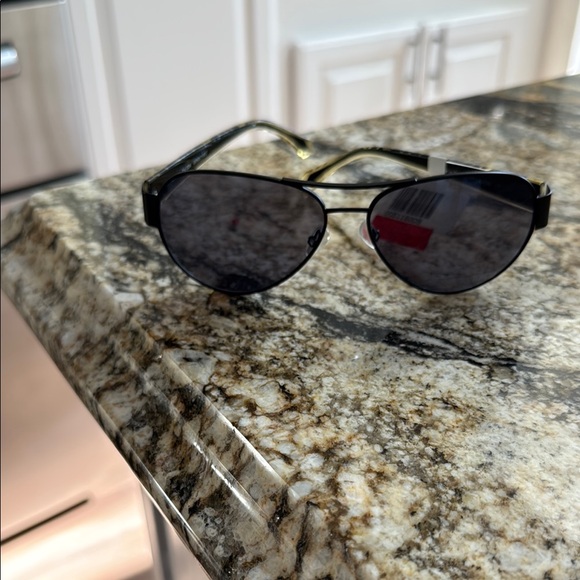 Stylish Black Aviator Sunglasses - Picture 1 of 3